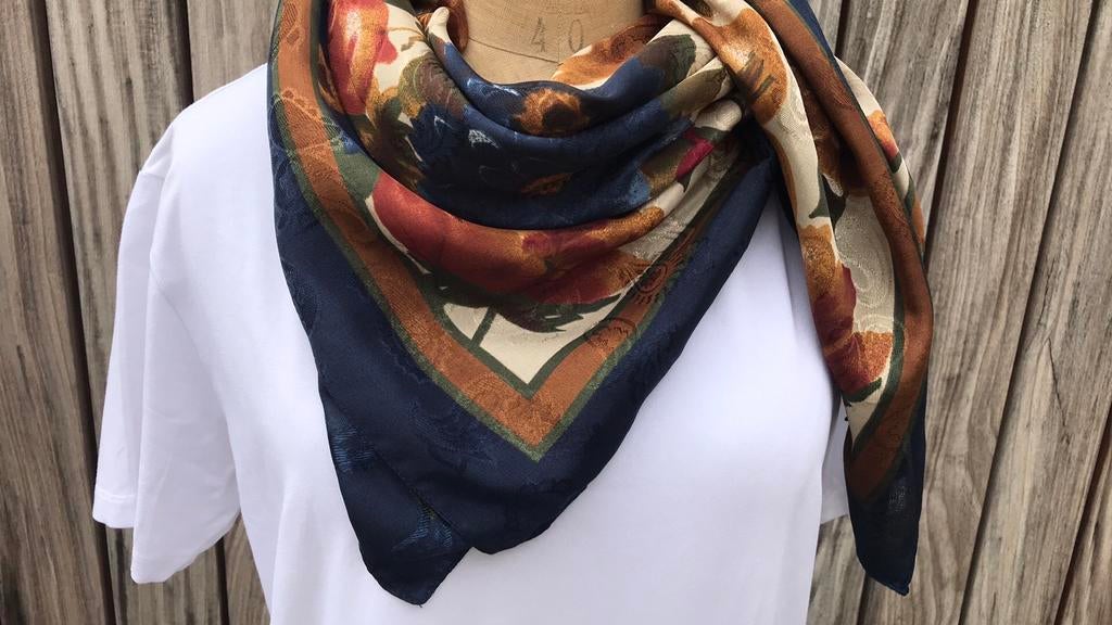 Sjaal in bloemen motief, Kleding | Dames, Ophalen of Verzenden, Zo goed als nieuw, Sjaal