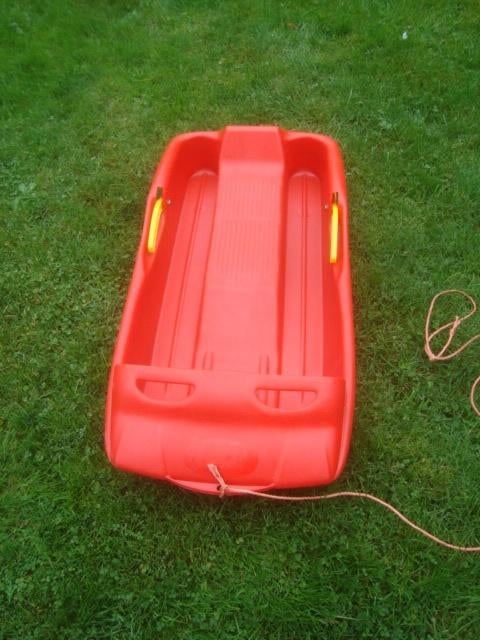 Traineau en plastique rouge avec freins jaune, Verzenden, Rem, Zo goed als nieuw, Kunststof