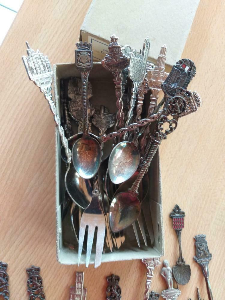 plusieurs cuillères et fourchettes, Enlèvement