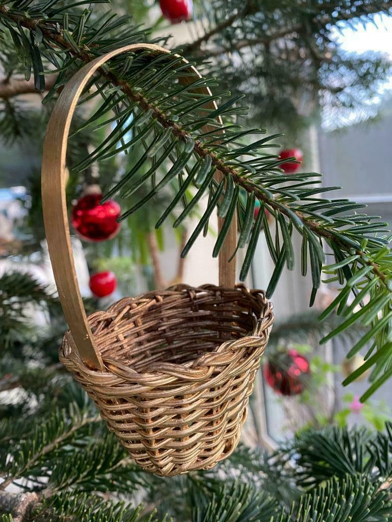 Kerstdecoratie - vergulde rieten mini-korfjes-mandjes, Diversen, Kerst, Ophalen of Verzenden, Zo goed als nieuw