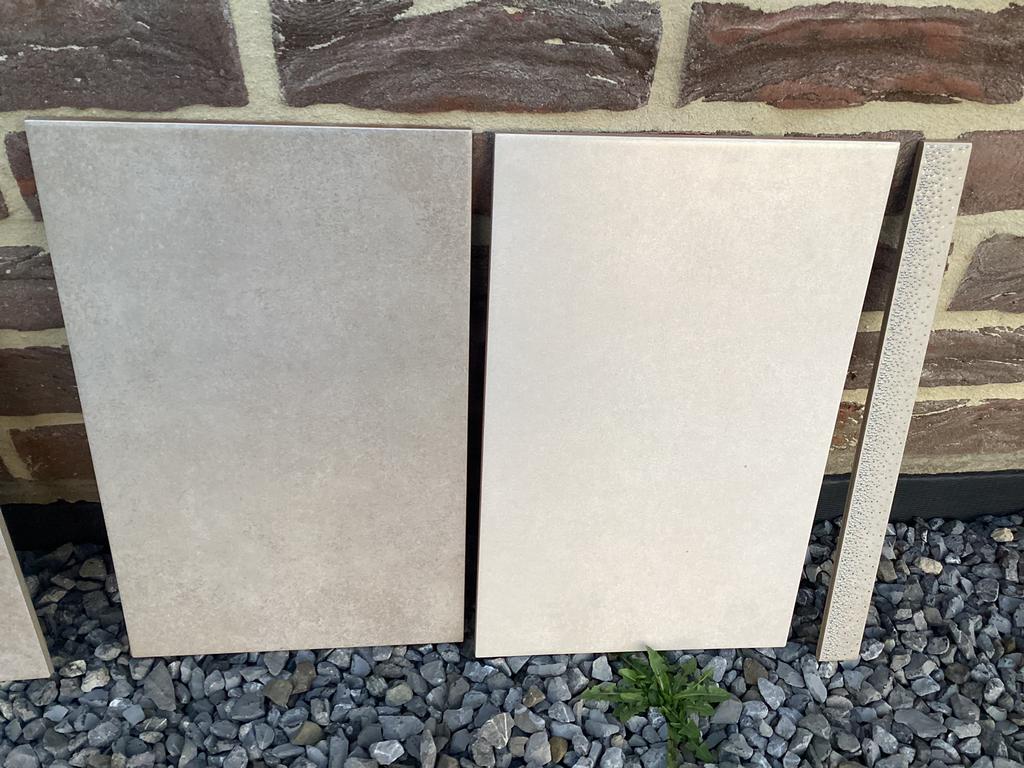 Carrelage murale pour salle de bain avec frise, Doe-het-zelf en Bouw, Tegels, Nieuw, Wandtegels, Keramiek, 20 tot 40 cm, 20 tot 40 cm