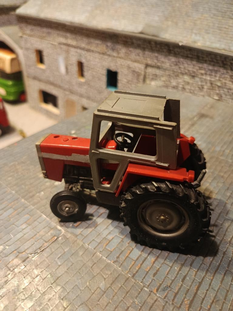 Massey Ferguson 595 Britains-tractor, Hobby en Vrije tijd, Modelauto's | 1:32, Gebruikt, Tractor of Landbouw, Britains, Ophalen of Verzenden