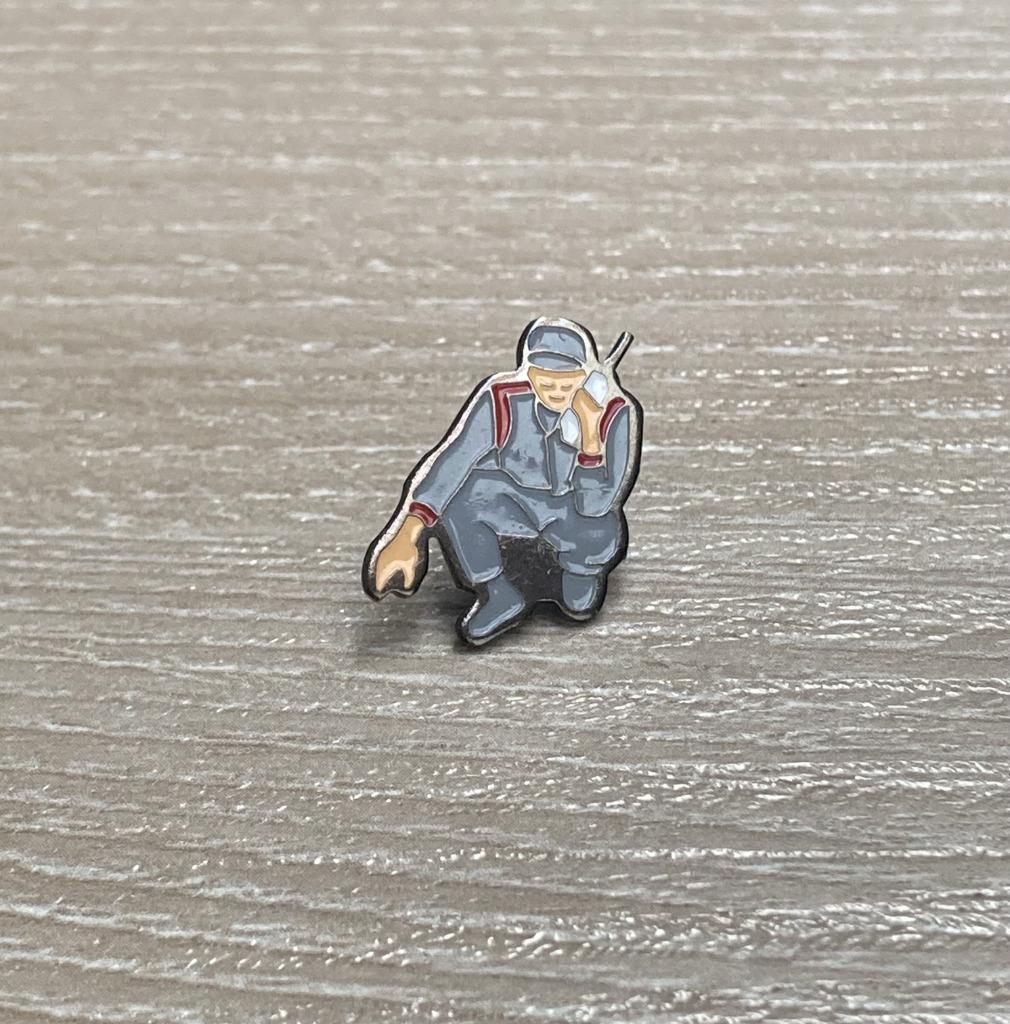 PIN - FIGUURTJE - PERSONAGE - WERKMAN - WALKIE TALKIE, Verzamelen, Verzenden, Gebruikt, Figuurtje, Speldje of Pin