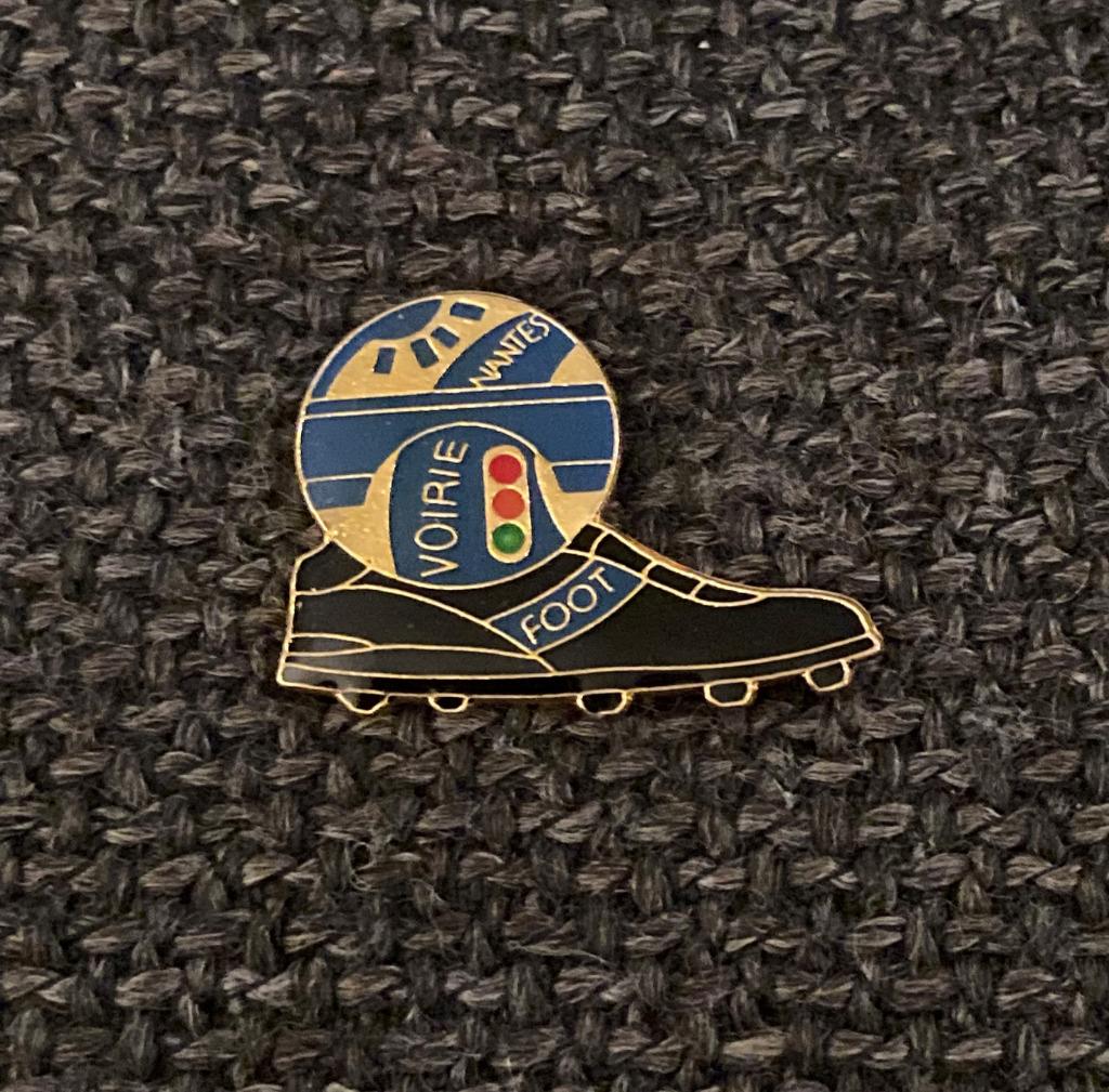 PIN - VOETBAL - FOOTBALL - NANTES, Verzenden, Gebruikt, Sport, Speldje of Pin