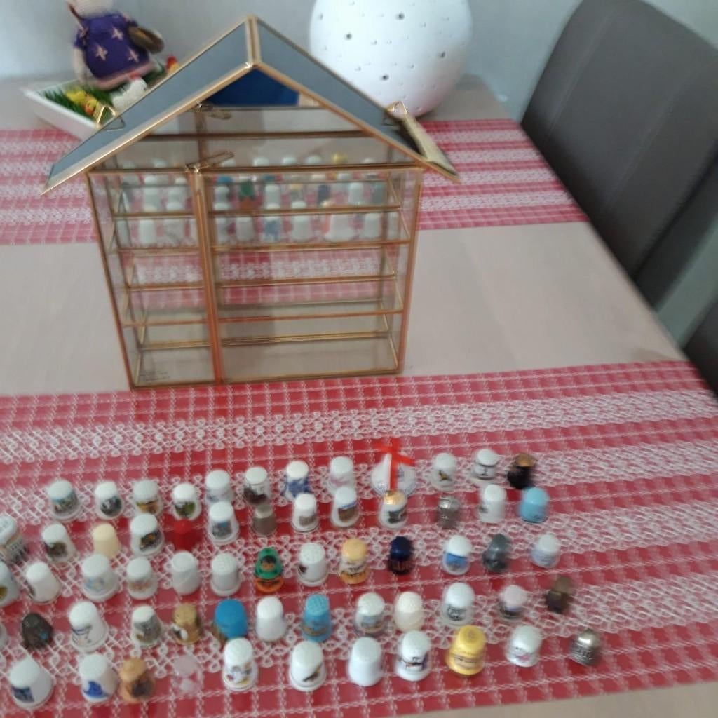 Verzameling vingerhoedjes in glazen huisje, Ophalen, Zo goed als nieuw