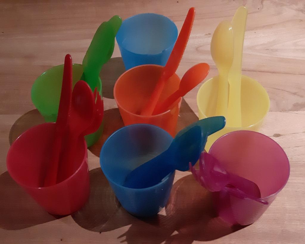 Set kleurige bekers en bestek (lepel en mes), Enlèvement ou Envoi, Comme neuf, Autres types