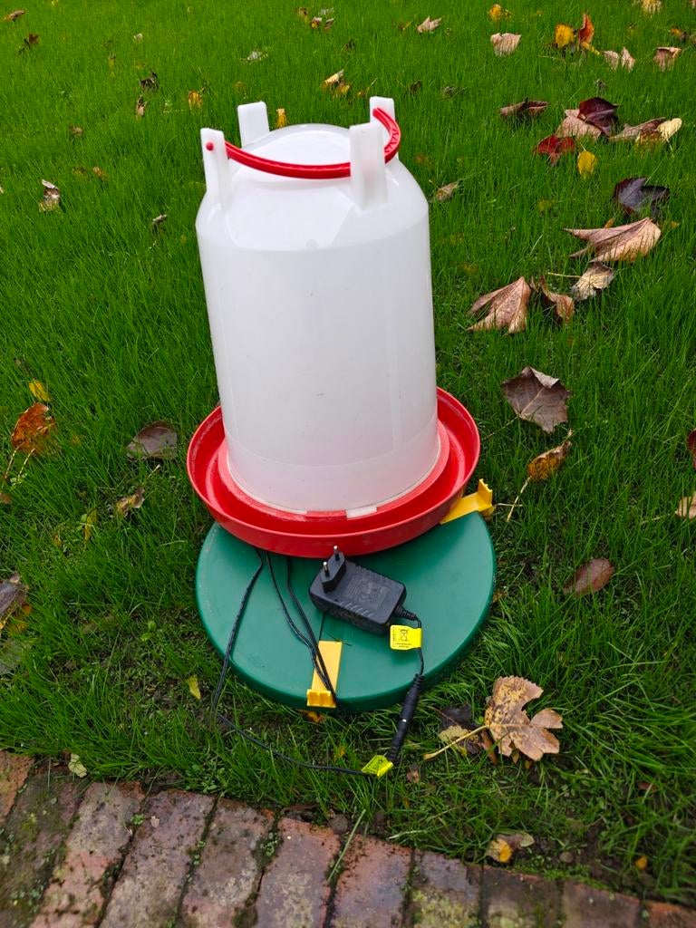 Verwarming drinkbak tegen vervriezen water, Ophalen, Zo goed als nieuw