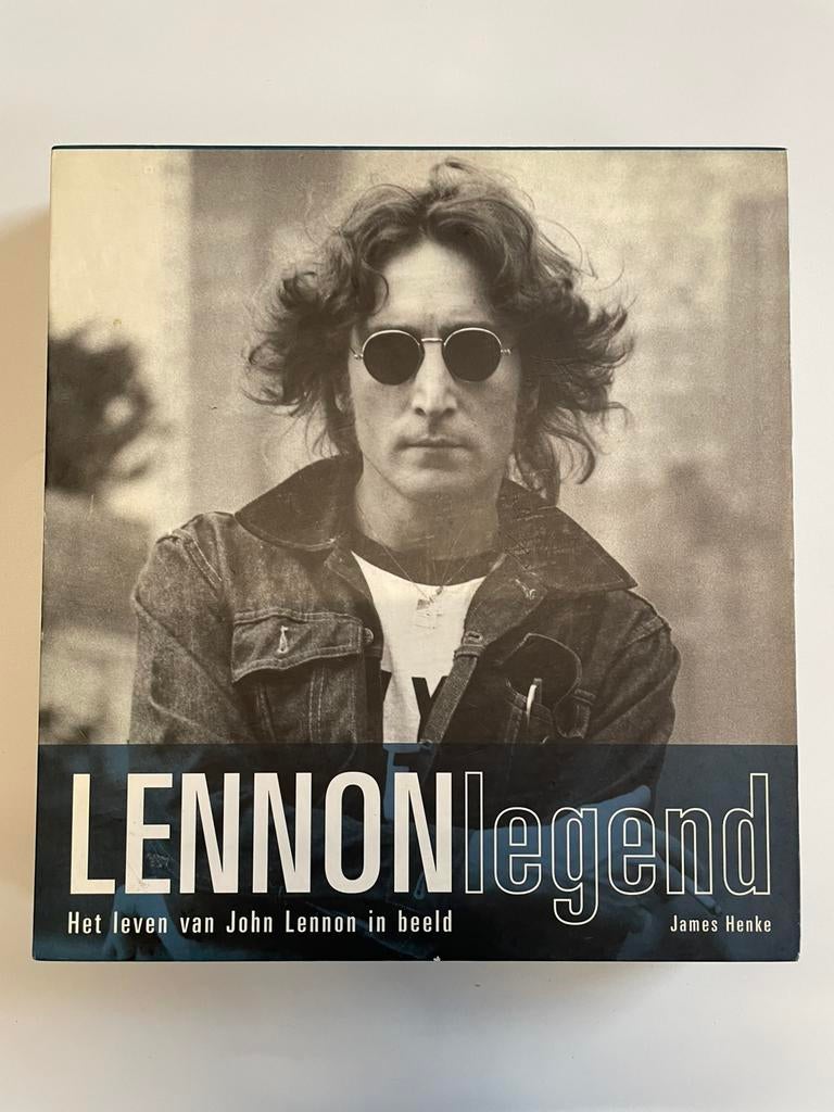 Boek John Lennon met accessoires, Boeken, Ophalen of Verzenden, J. Henke