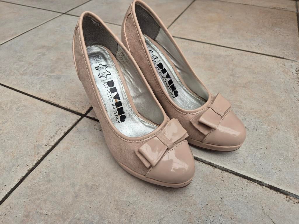 Lichtroze gelaakte chique dames pumps met strikje maat 38, Enlèvement ou Envoi, Comme neuf, Escarpins