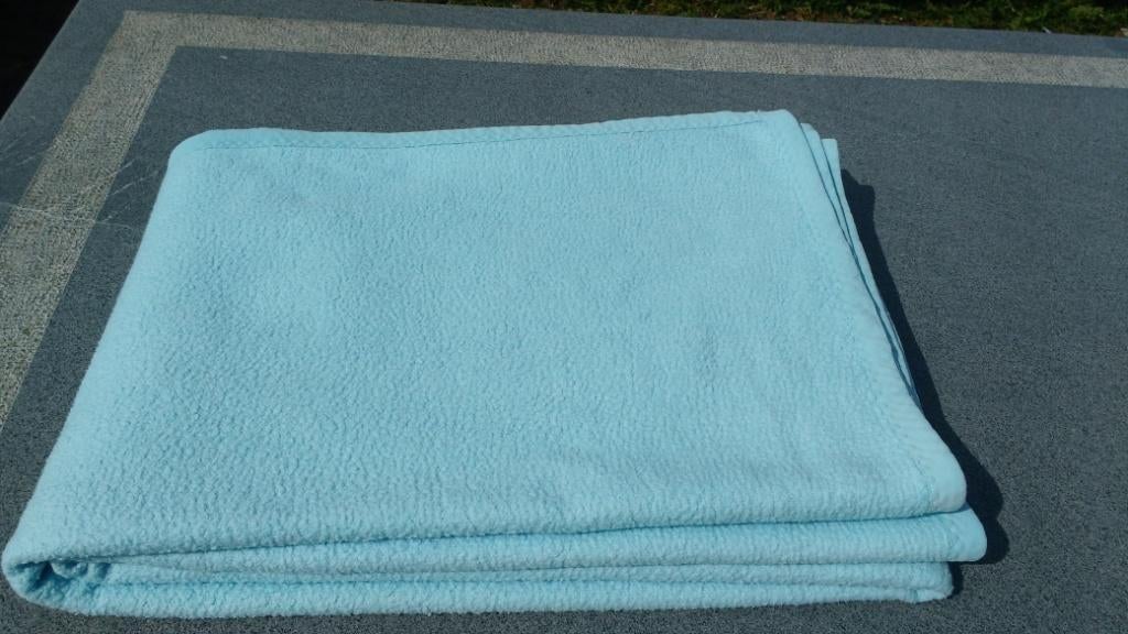 Deken/plaid (Manta product), Huis en Inrichting, Slaapkamer | Beddengoed, Zo goed als nieuw, Deken of Dekbed, Tweepersoons, Blauw
