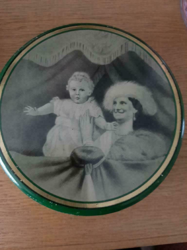 Blikken doos Koningin Astrid met Prins Albert/doorsnede 18cm, Verzamelen, Ophalen of Verzenden, Gebruikt, Overige typen