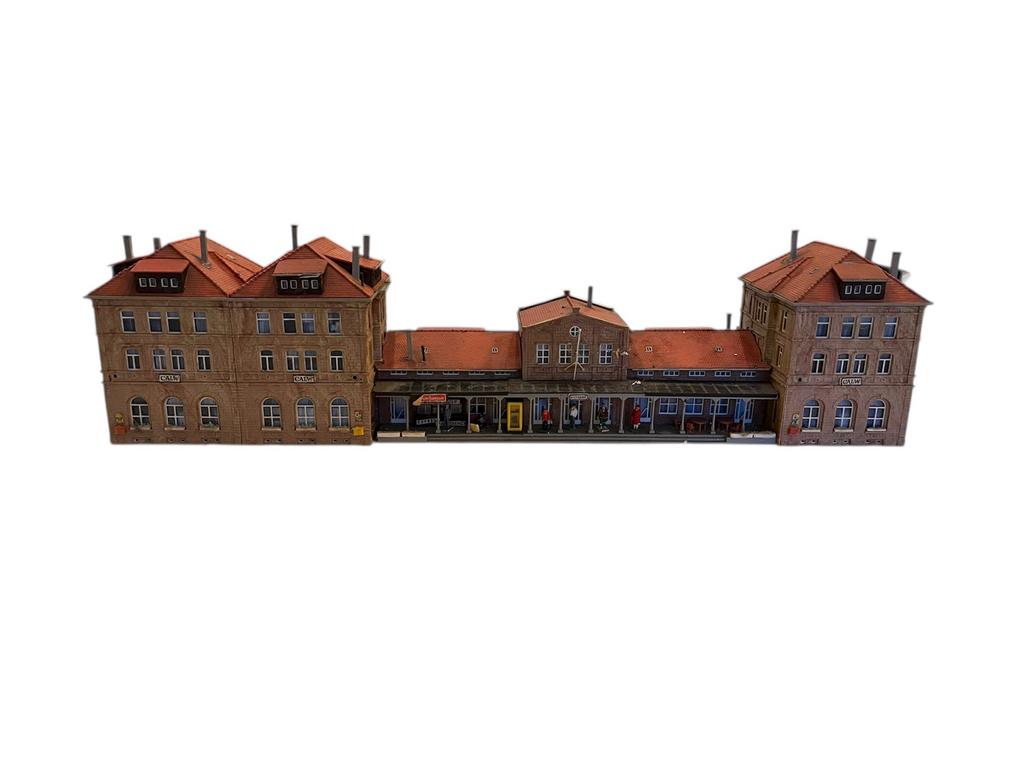HO Kibri Station “Calw” – Klassiek Duits stationsgebouw, Hobby en Vrije tijd, Modeltreinen | H0, Overige merken, Gebruikt, Gelijkstroom of Wisselstroom