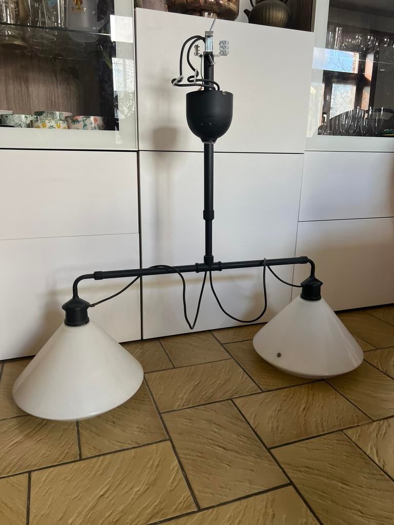 Suspension double noire avec abat-jours en verre blanc, Verre, Enlèvement, Utilisé, 50 à 75 cm