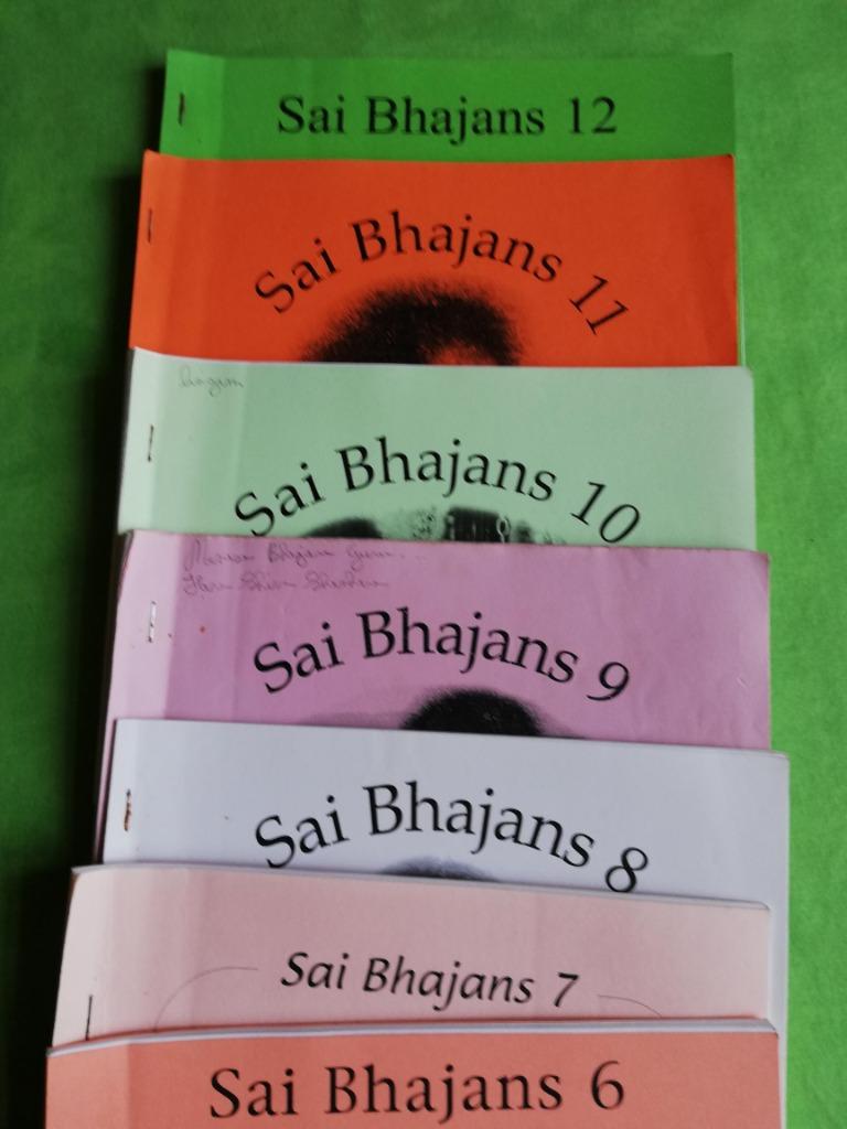 12 Sai bhajans, geniete bundels + muziekcassette + 1 CD, Sri Sathya Sai Lingam cen, Enlèvement ou Envoi, Méditation ou Yoga, Utilisé