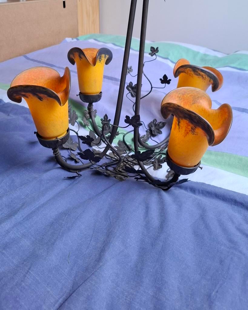 Lustre pate de verre, Enlèvement