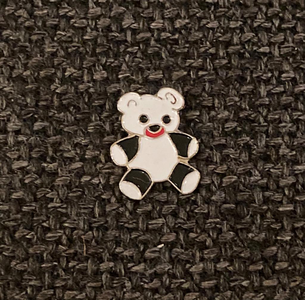 PIN - BEERTJE - TEDDY BEAR - TEDDYBEER, Verzenden, Gebruikt, Overige onderwerpen, Speldje of Pin
