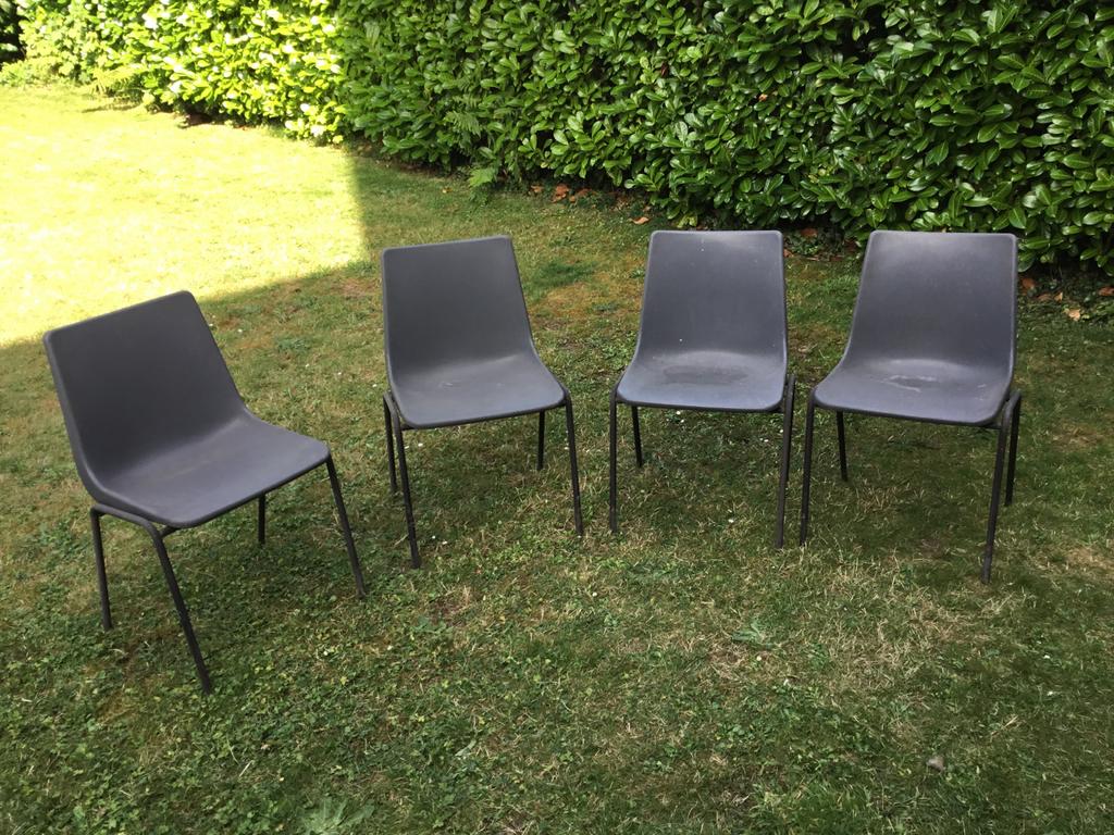 4 chaises ‘ empilables ‘ S & H ~~ 20€ ( les 4), Maison & Meubles, Chaises, Utilisé, Gris, Métal, Quatre