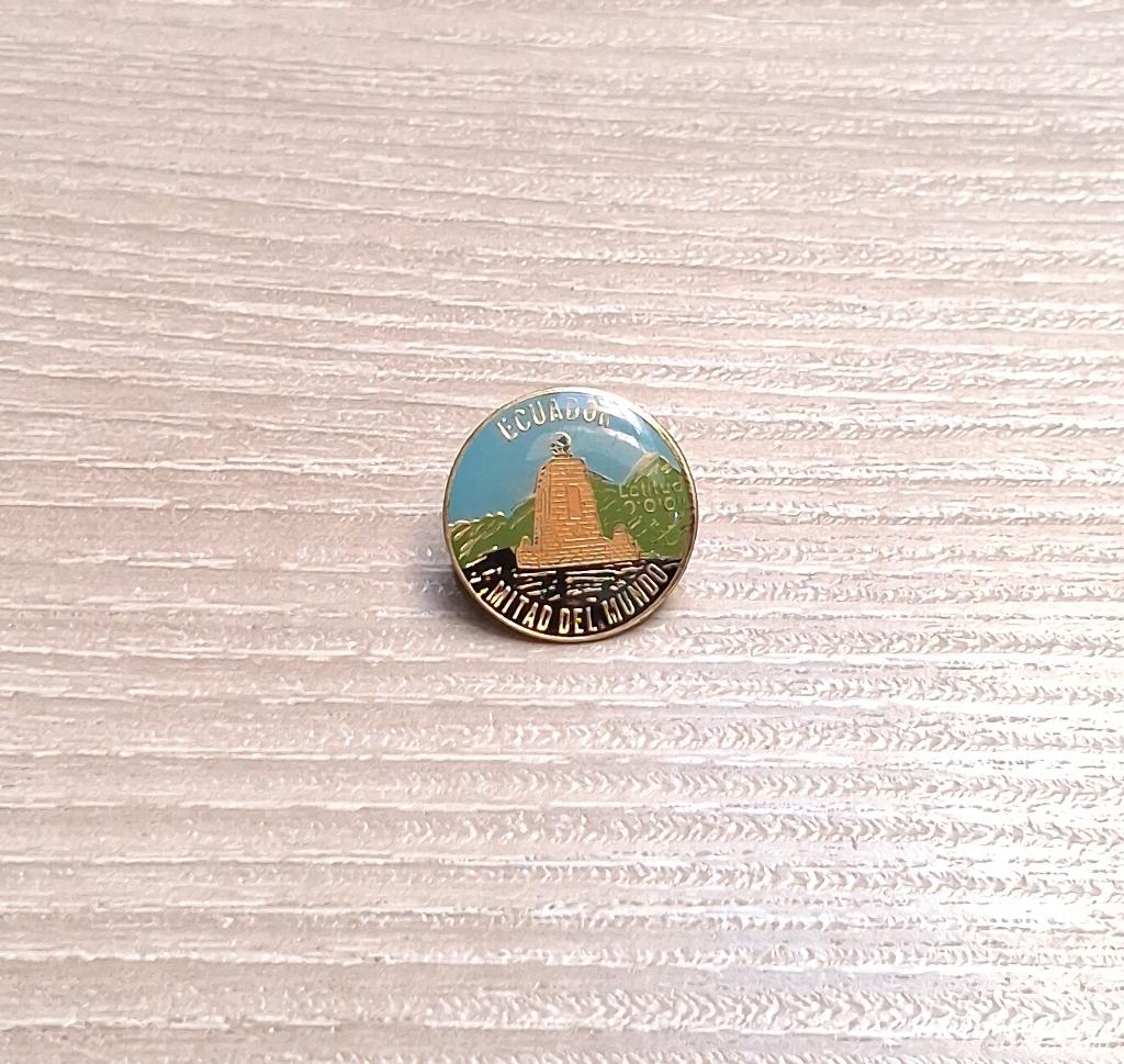 PIN - ECUADOR - MITAD DEL MUNDO - MONUMENT - QUITO, Envoi, Utilisé, Ville ou Campagne, Insigne ou Pin's