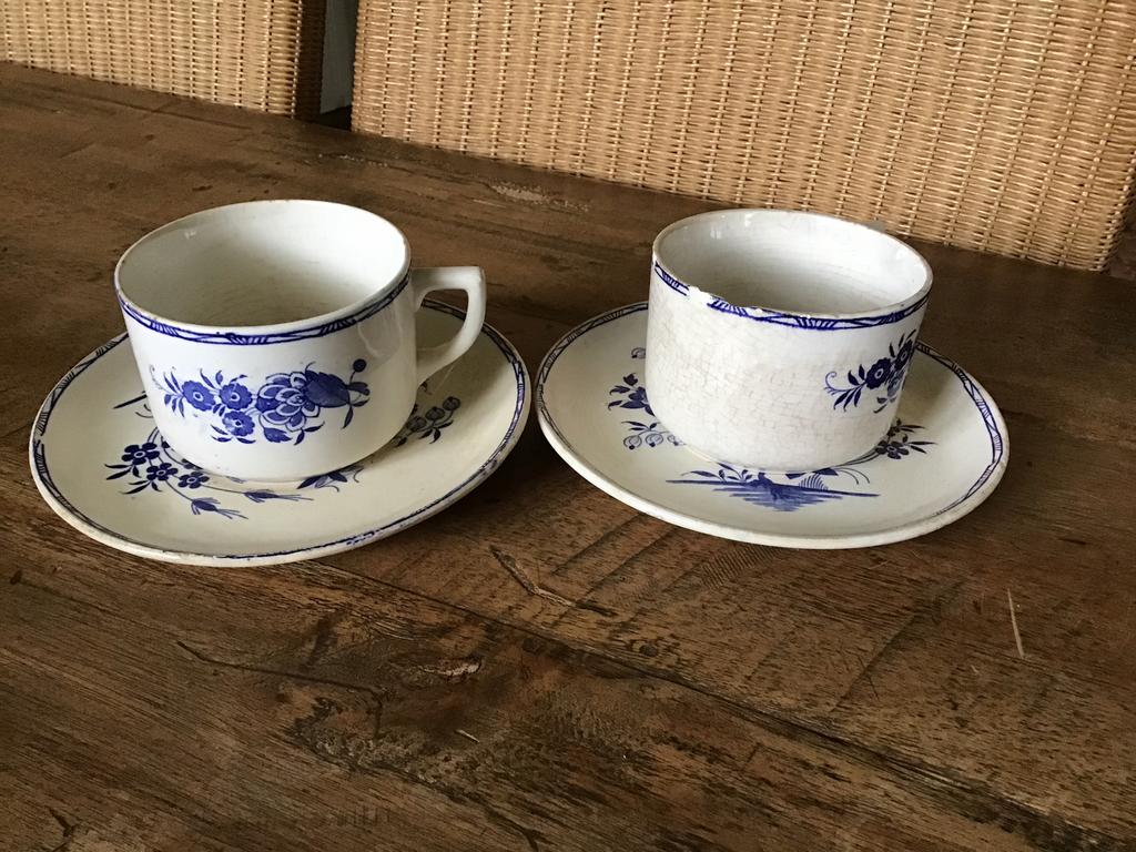 Stel doorleefde tassen met ondertassen Boch Grand Bouquet, Antiek en Kunst, Antiek | Servies los, Ophalen of Verzenden