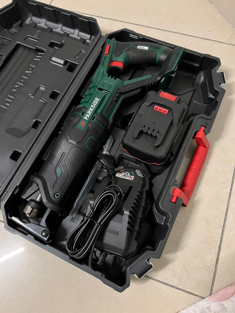 Scie sabre 20v avec chargeur et batterie new, Enlèvement, Comme neuf, Scie sabre