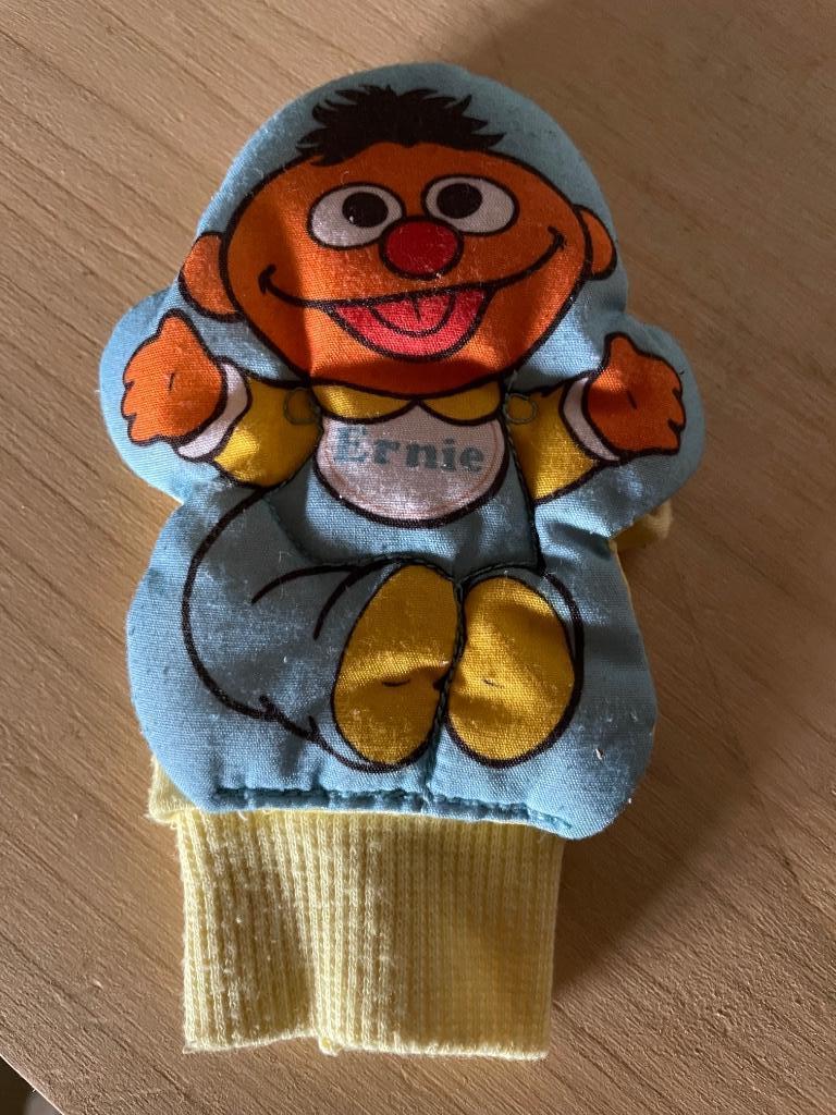 Babyrammelaar, vintage Ernie wantje met rammelaar in, Ophalen of Verzenden, Gebruikt, Rammelaar, Met geluid