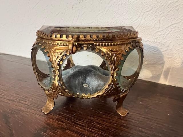 Coffret à bijoux français ancien en laiton et verre, Enlèvement
