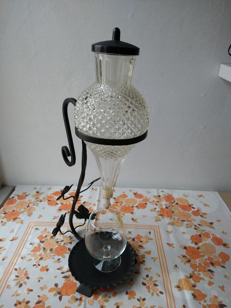 Decoratieve wijn decanteerkaraf  op smeedijzeren standaard, Ophalen