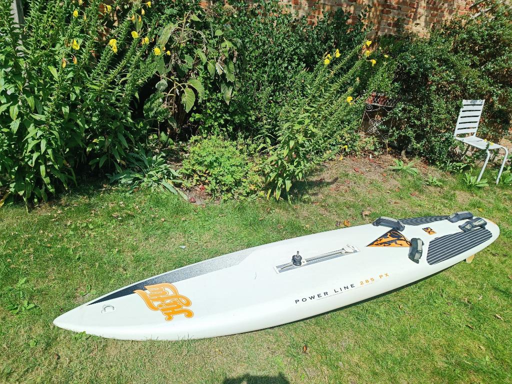 surfplank Hifly 285 PX in goede staat met mastvoet en origin, Ophalen, 250 tot 300 cm, Gebruikt, Met vin(nen)