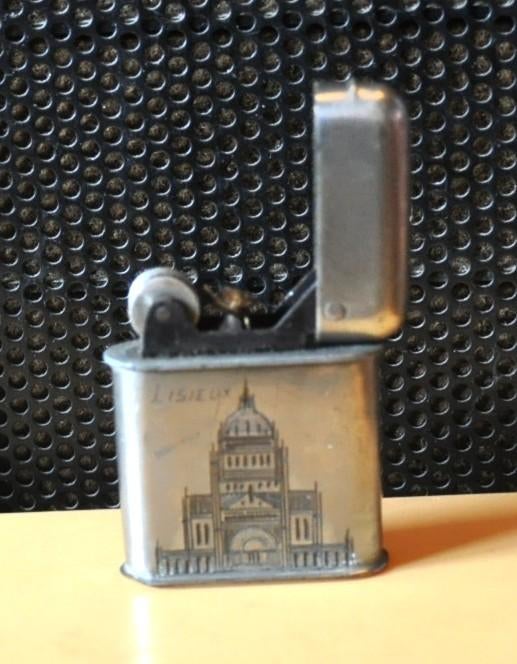 briquet vintage avec basilique de lisieux gravée, Enlèvement ou Envoi, Utilisé, Briquet