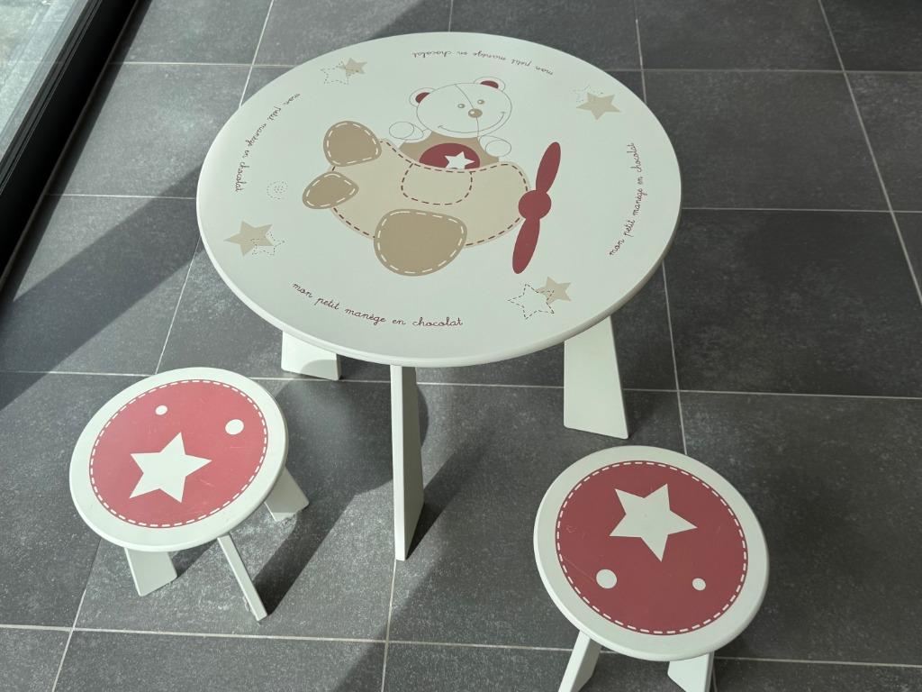 1 table + 2 tabourets pour enfant SAUTHON + Toise NOUKIES, Enfants & Bébés, Chambre d'enfant | Aménagement & Décoration, Comme neuf