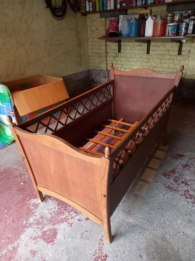 Lit bébé en bois vintage années 60, Utilisé, Lit