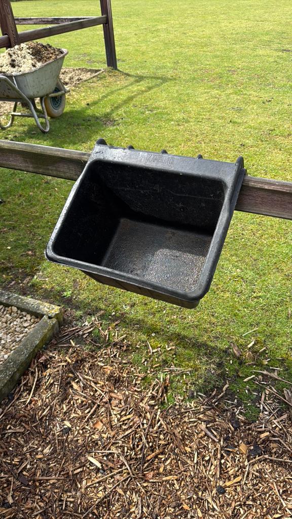 Drink voederbak rubber kunststof, Stalling, 1 paard of pony