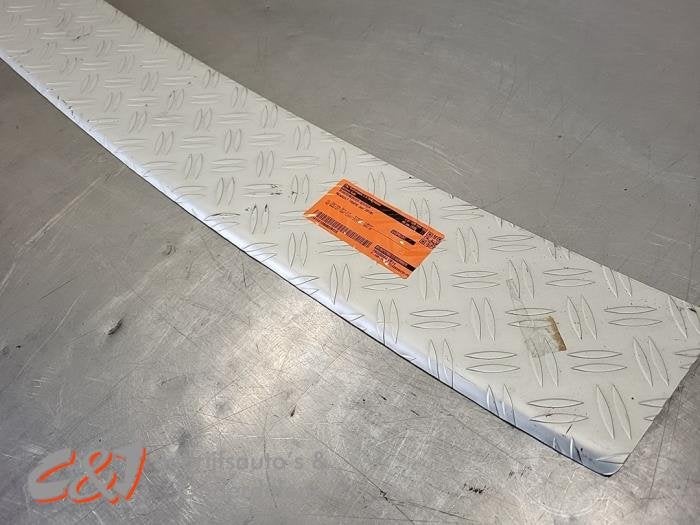 Couverture pare-chocs arrière d'un Renault Trafic (GRIJS), Renault, -, 3 mois de garantie, Utilisé