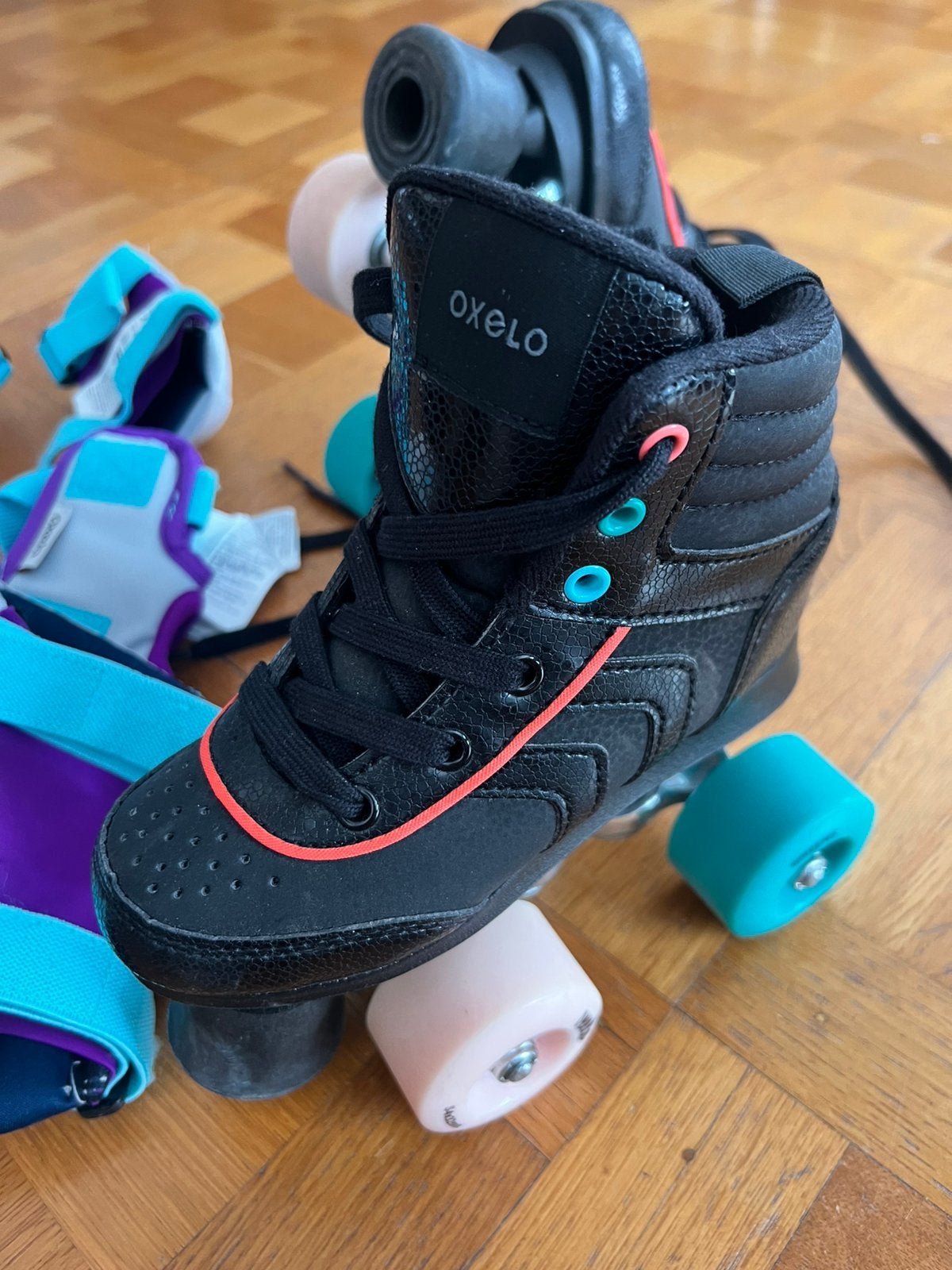 Negen Oxelo QUAD 100 T29 rolschaatsen + 2XS beschermingen, Overige typen, Nieuw, Ophalen, Overige merken