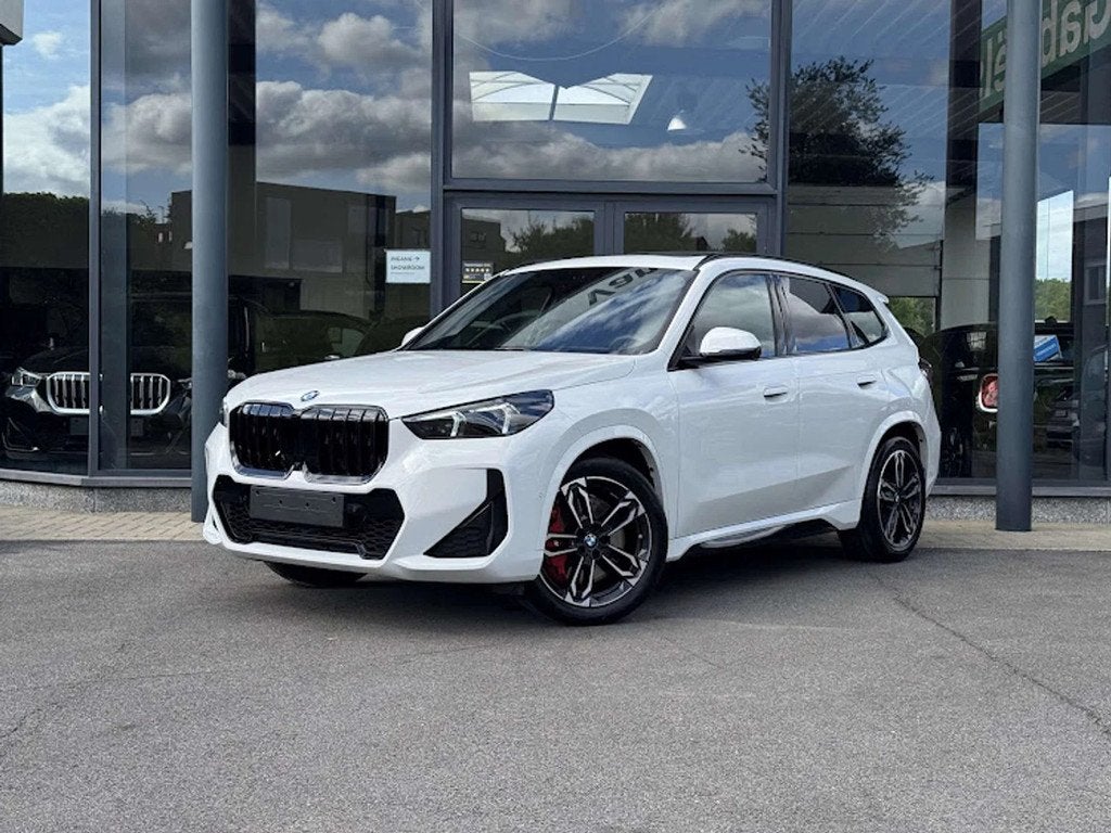 BMW X1 sDrive18i M Sport Pro / PANO / TREKHAAK / M SEAT / HU, Auto's, Gebruikt, Zwart, Wit, Bedrijf