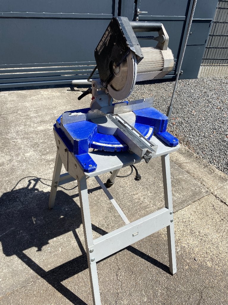 Scie à onglet 250mm METABO avec pied <<, Bricolage & Construction, Enlèvement, Utilisé, Scie à onglet