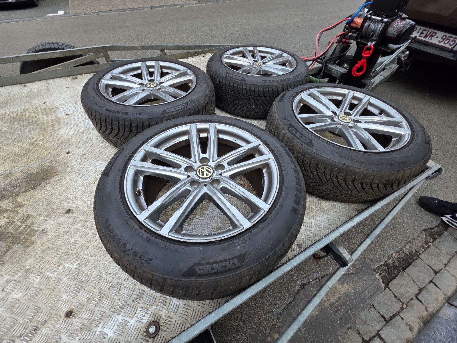 Pneus Volkswagen toutes saisons avec jantes 235/55/R19 ZR, Autos : Pièces & Accessoires, Pneus & Jantes, Neuf, 4 Saisons, Pneu(s)