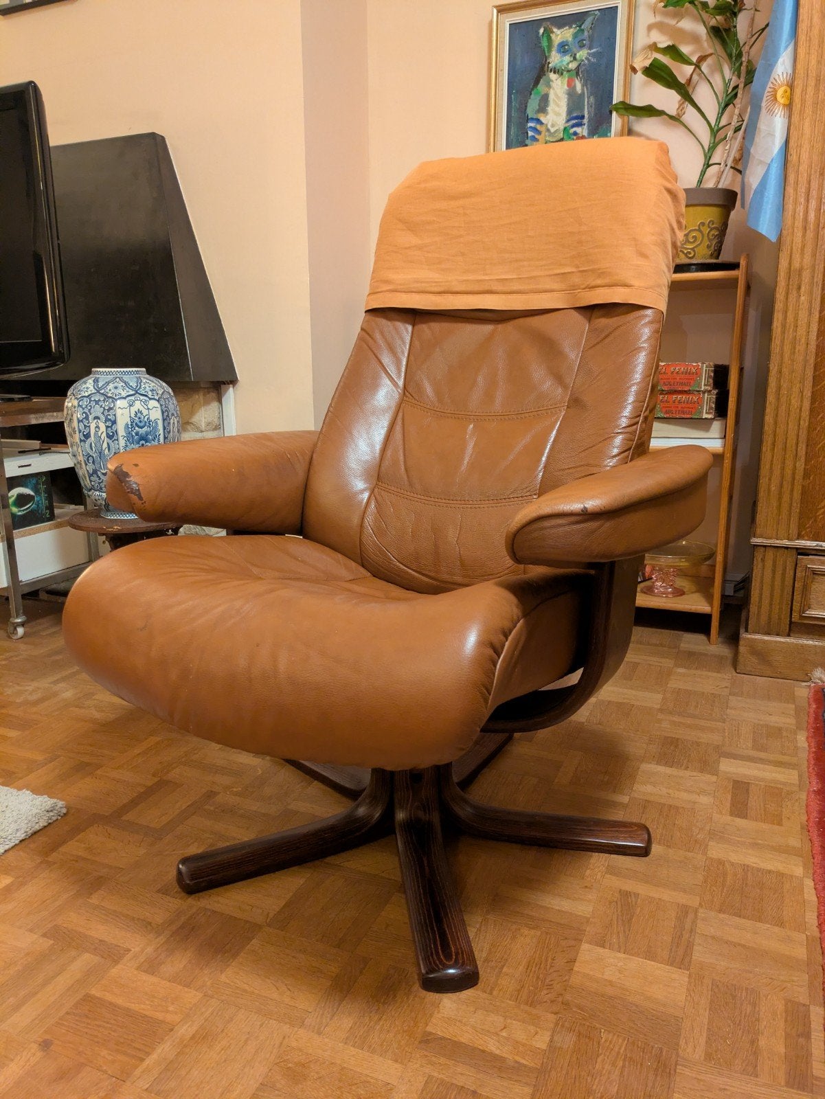 Fauteuil de repos pivotant vintage cognac pied bois, Maison & Meubles, Enlèvement, Utilisé, Bois