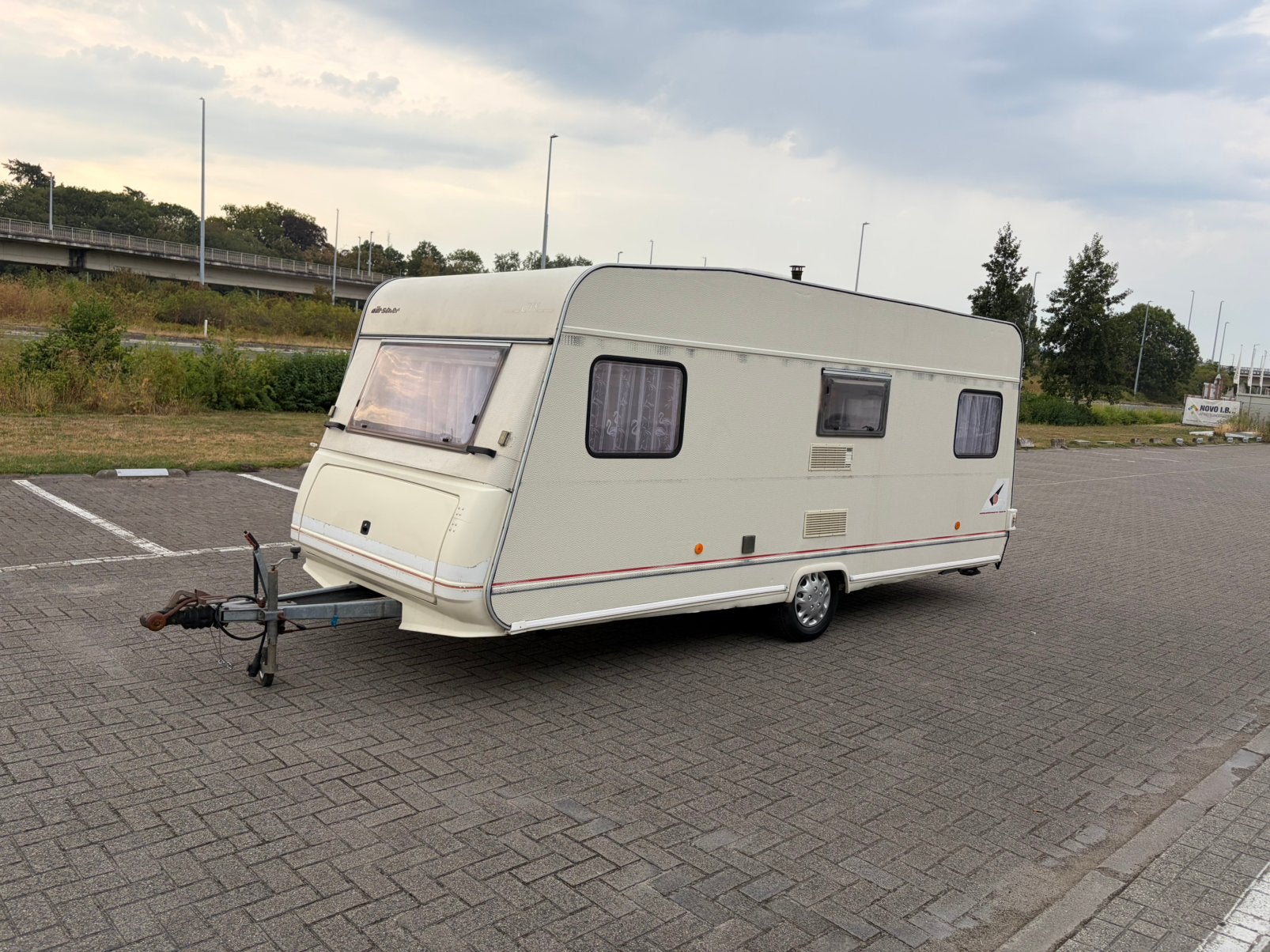 Burstner 481tn - Stappelbedden - Vastbed - Voortent, Caravans en Kamperen, Caravans, Particulier
