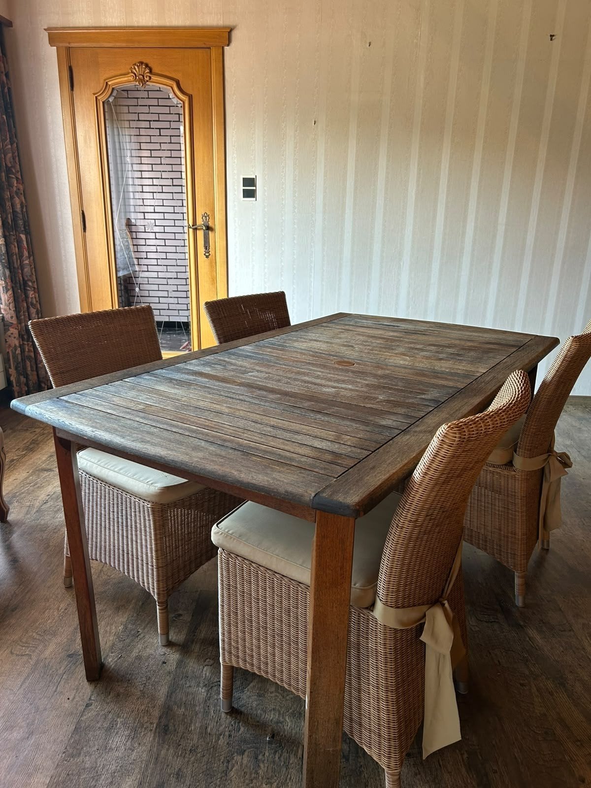 Teak tafel met 4 rieten stoelen, Tuin en Terras, Ophalen, Gebruikt