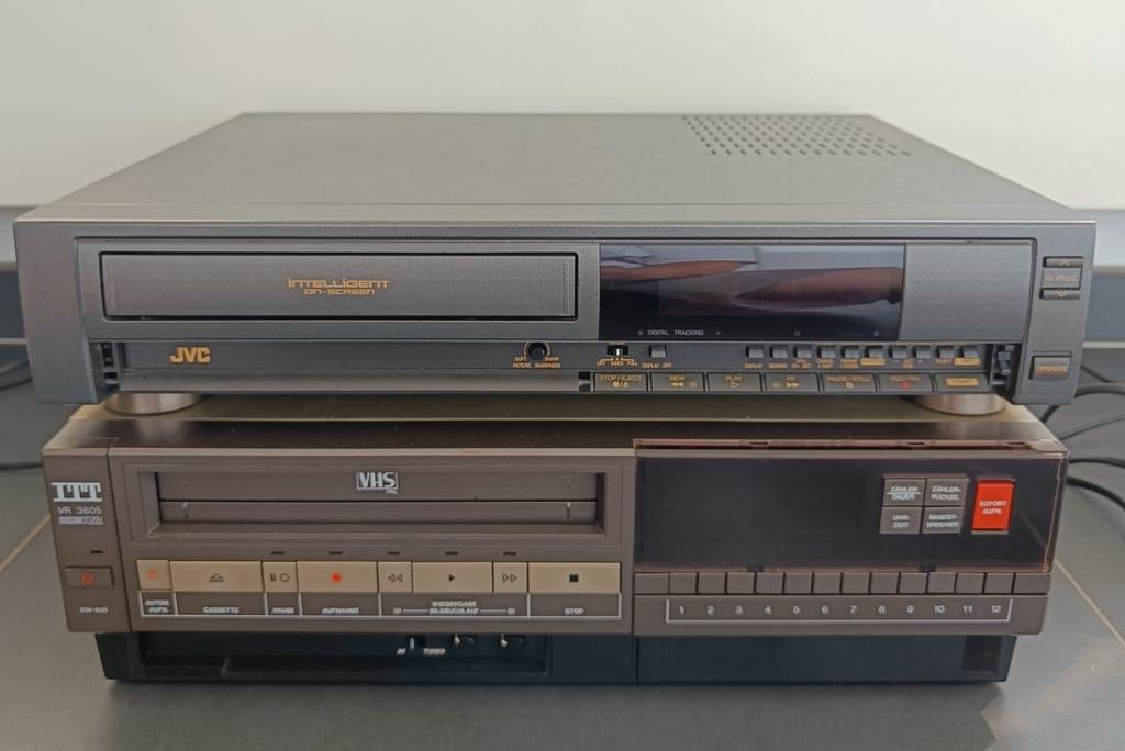 ITT & JVC - Lecteurs VHS - Magnétoscopes vintage., Enlèvement ou Envoi, Ne fonctionne pas, Lecteur ou enregistreur VHS