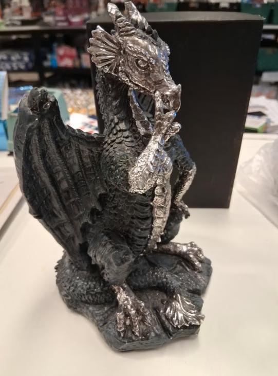 Zilverkleurige Draak Beeldje - Fantasy Decoratie, Verzamelen, Beelden en Beeldjes, Ophalen of Verzenden, Zo goed als nieuw, Fantasy