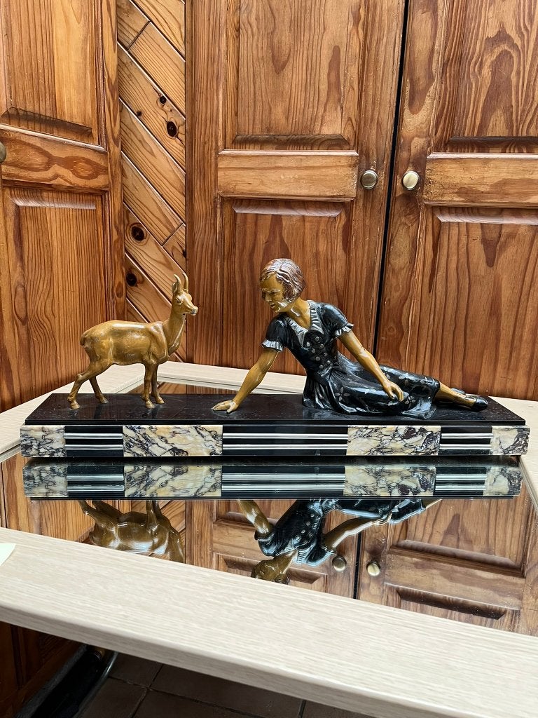 Groot Art Deco beeld op marmeren voet meisje met ree/gazelle, Antiek en Kunst, Ophalen