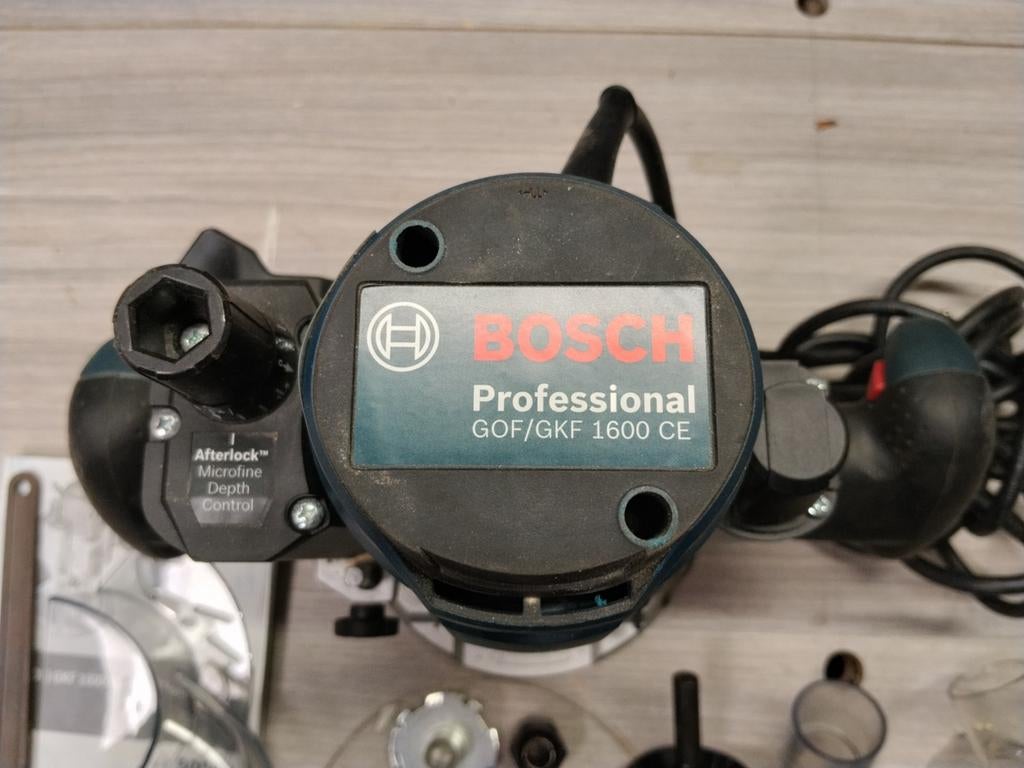 Bosch 1600 W bovenfrees met fijn diepte instelling, Enlèvement