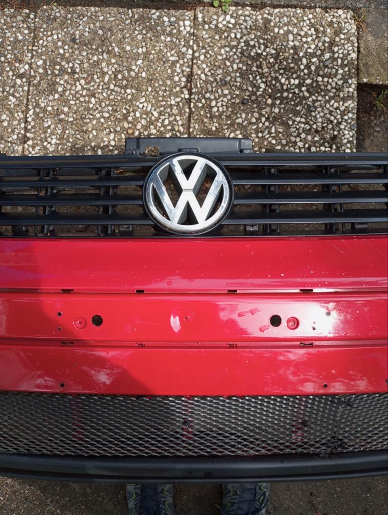 Voorbumper-en grill VW Passat 2009. Kleur rood., Auto-onderdelen, Ophalen, Gebruikt, Bumper, Volkswagen
