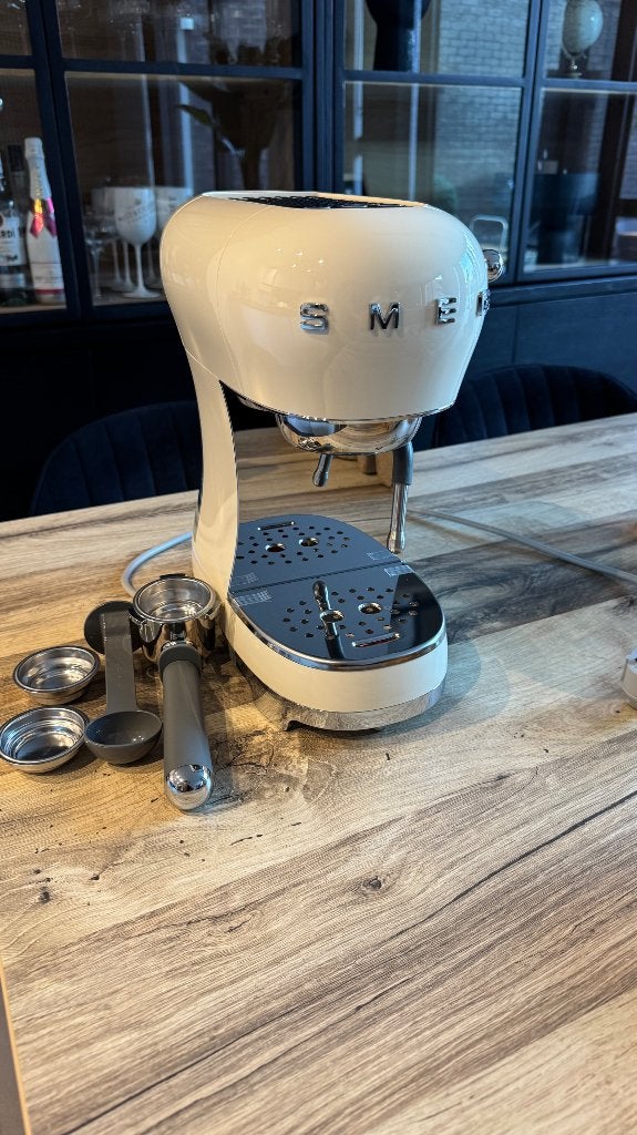 NIEUW ONGEBRRUIKT Smeg espressomachine crèmekleur, Elektronische apparatuur, Ophalen, Espresso apparaat, Nieuw, Afneembaar waterreservoir