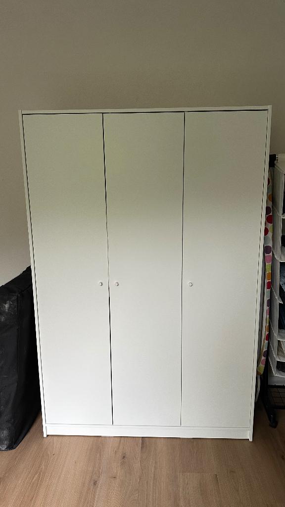 IKEA kleerkast, Huis en Inrichting, Kasten | Kleerkasten, Ophalen, 100 tot 150 cm, Zo goed als nieuw, Met deur(en)