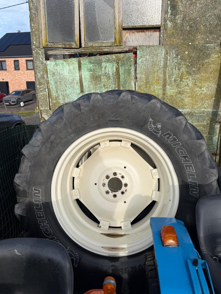 2jantes Ford série1000 sur 2 pneus Michelin Xeobib 650 60 38, Articles professionnels, Agriculture | Pièces | Pneus, Jantes & Essieux