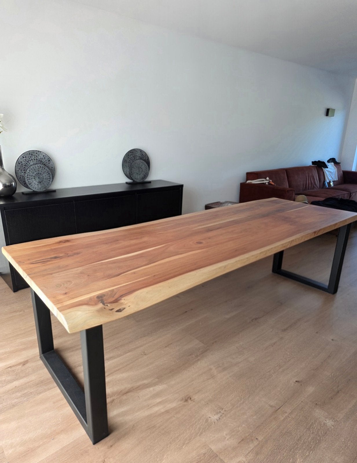 Massieve boomstam eettafel met zwart metalen onderstel, Ophalen