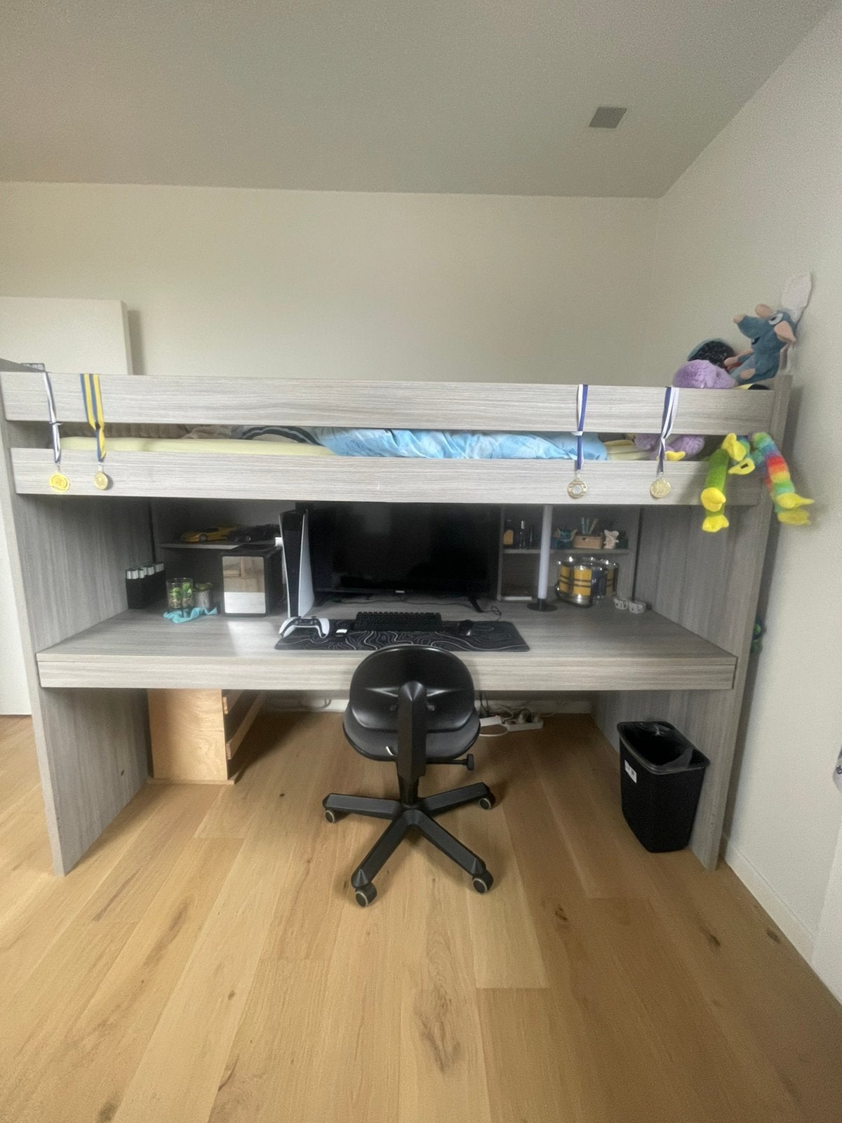 Mooi stapelbed met uitschuifbare bureau, Huis en Inrichting, Slaapkamer | Stapelbedden en Hoogslapers, Ophalen, Zo goed als nieuw